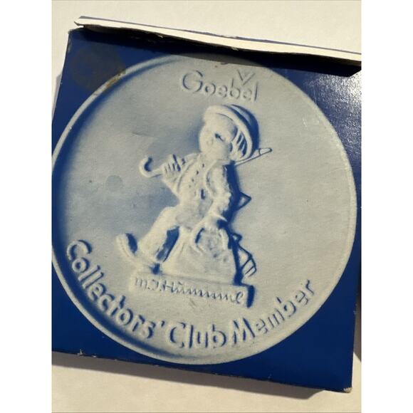 Hummel Goebel 4” Collector’s Club Member Plate/Coaster/Medallion, 1976 - Picture 4 of 7